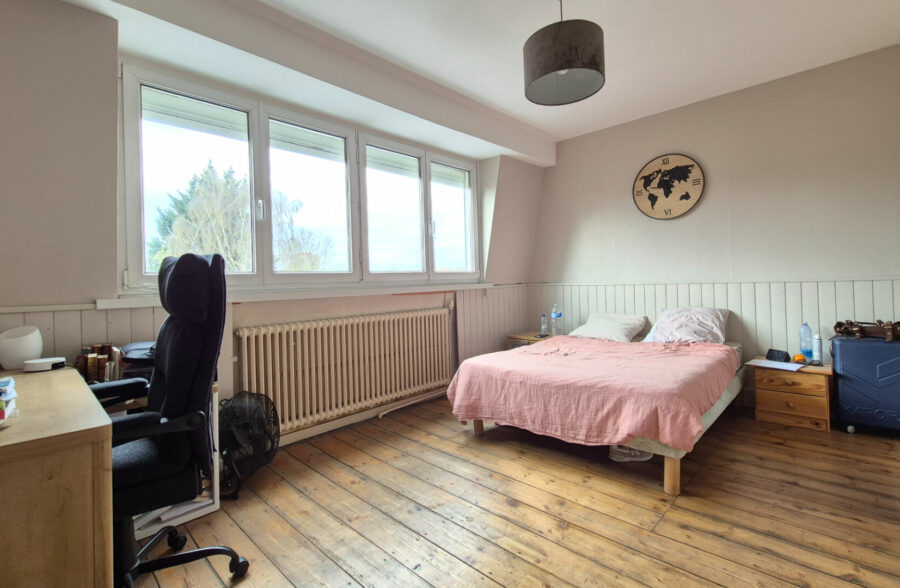 Un ensemble spacieux et élégant, alliant le cachet de l’ancien et le confort du moderne, comprenant quatre chambres spacieuses ainsi qu’un jardin.