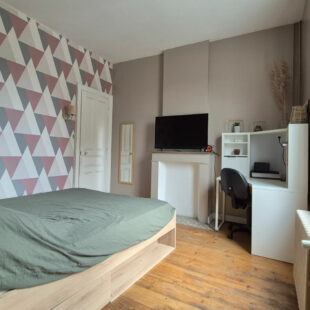 Un ensemble spacieux et élégant, alliant le cachet de l’ancien et le confort du moderne, comprenant quatre chambres spacieuses ainsi qu’un jardin.