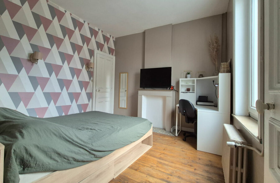 Un ensemble spacieux et élégant, alliant le cachet de l’ancien et le confort du moderne, comprenant quatre chambres spacieuses ainsi qu’un jardin.