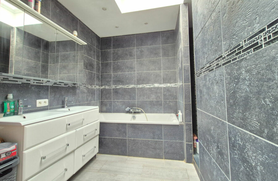 Un ensemble spacieux et élégant, alliant le cachet de l’ancien et le confort du moderne, comprenant quatre chambres spacieuses ainsi qu’un jardin.