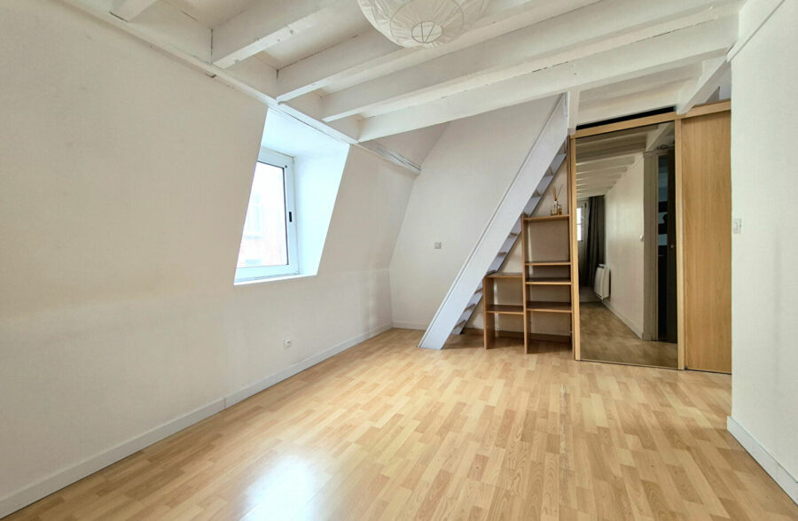 EXCLUSIVITÉ WAZEMMES – SAINT-MICHEL : CHARMANT T2 BIS EN TRIPLEX AVEC TERRASSE PRIVATIVE