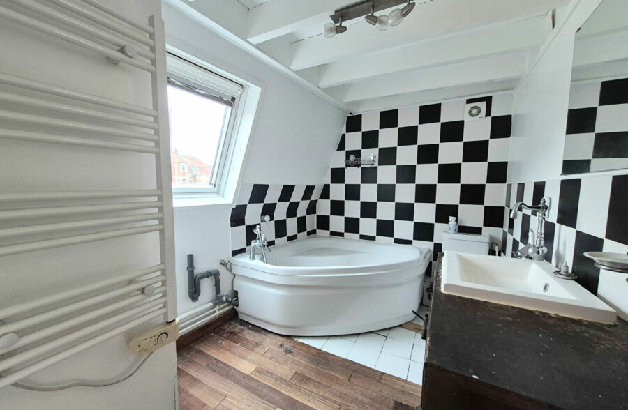 EXCLUSIVITÉ WAZEMMES – SAINT-MICHEL : CHARMANT T2 BIS EN TRIPLEX AVEC TERRASSE PRIVATIVE