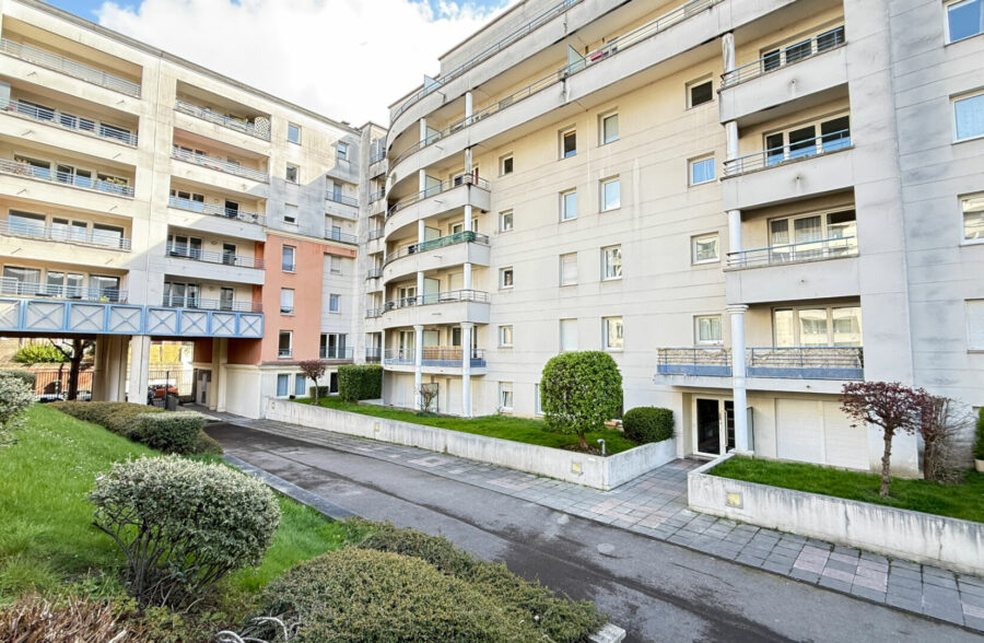 LA CATHO -IESEG TYPE 1 AVEC BALCON ET PARKING