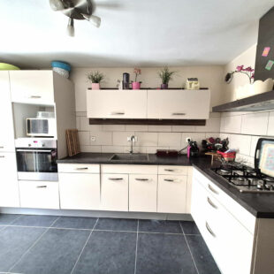 Jolie Maison semi-individuelle, 3 chambres, jardin, garage.