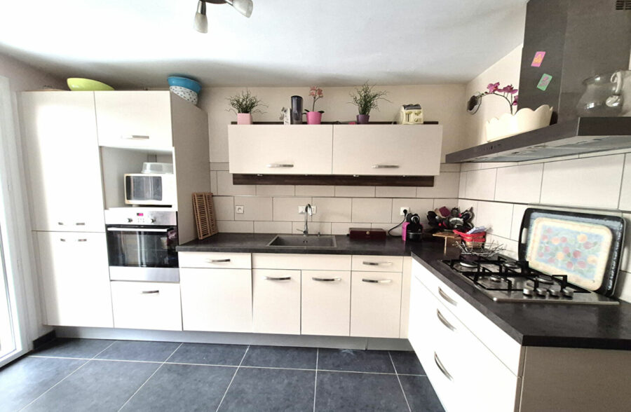 Jolie Maison semi-individuelle, 3 chambres, jardin, garage.