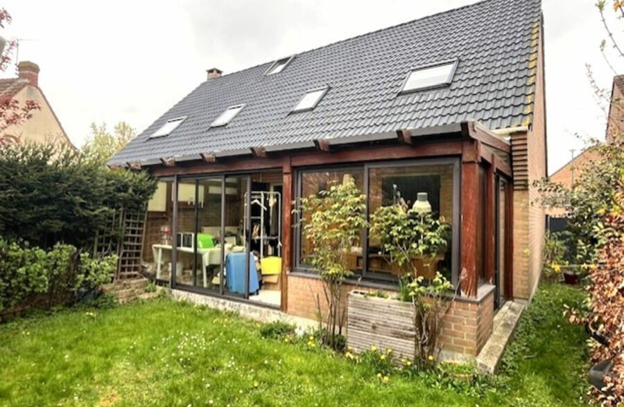 Jolie Maison semi-individuelle, 3 chambres, jardin, garage.