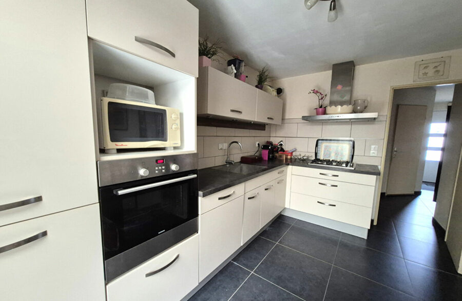 Jolie Maison semi-individuelle, 3 chambres, jardin, garage.