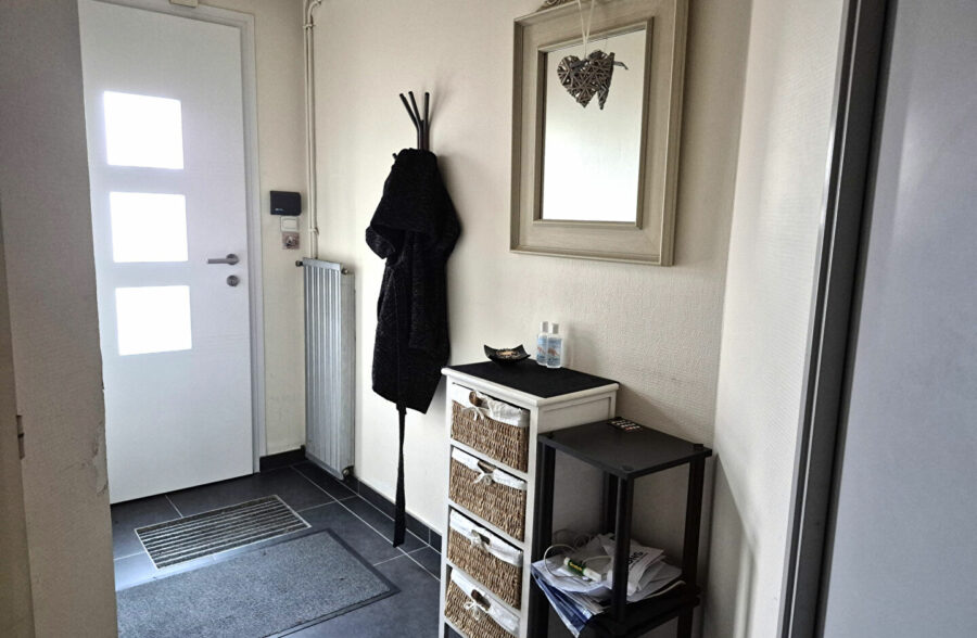 Jolie Maison semi-individuelle, 3 chambres, jardin, garage.