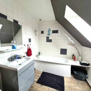 Jolie Maison semi-individuelle, 3 chambres, jardin, garage.