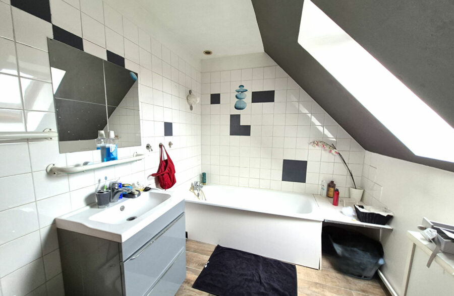 Jolie Maison semi-individuelle, 3 chambres, jardin, garage.