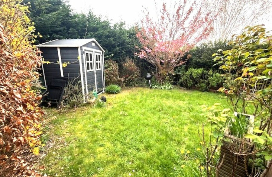 Jolie Maison semi-individuelle, 3 chambres, jardin, garage.