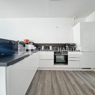 Maison idéale pour primo accédants ou investisseurs, avec jardin et quatre chambres.