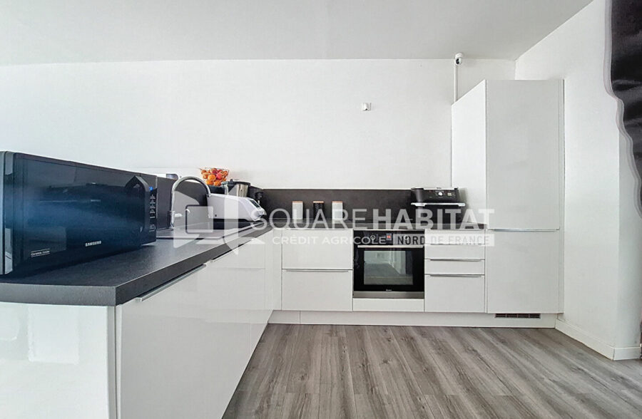 Maison idéale pour primo accédants ou investisseurs, avec jardin et quatre chambres.