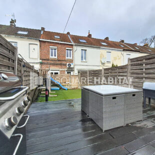 Maison idéale pour primo accédants ou investisseurs, avec jardin et quatre chambres.