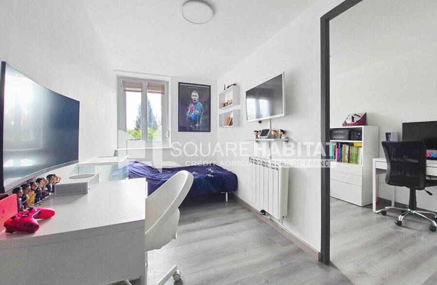 Maison idéale pour primo accédants ou investisseurs, avec jardin et quatre chambres.