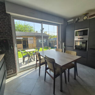 Grande maison familiale avec extérieur aménagé – Secteur calme