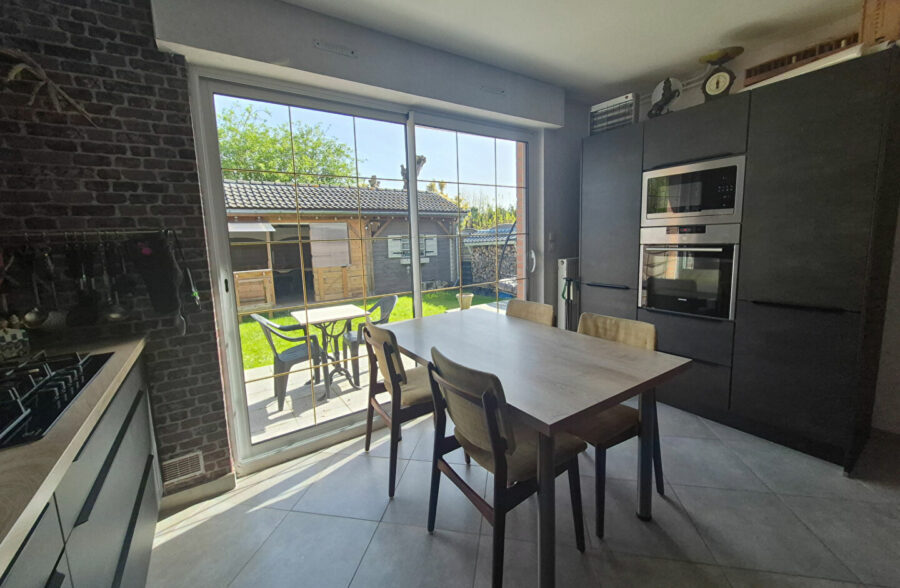 Grande maison familiale avec extérieur aménagé – Secteur calme