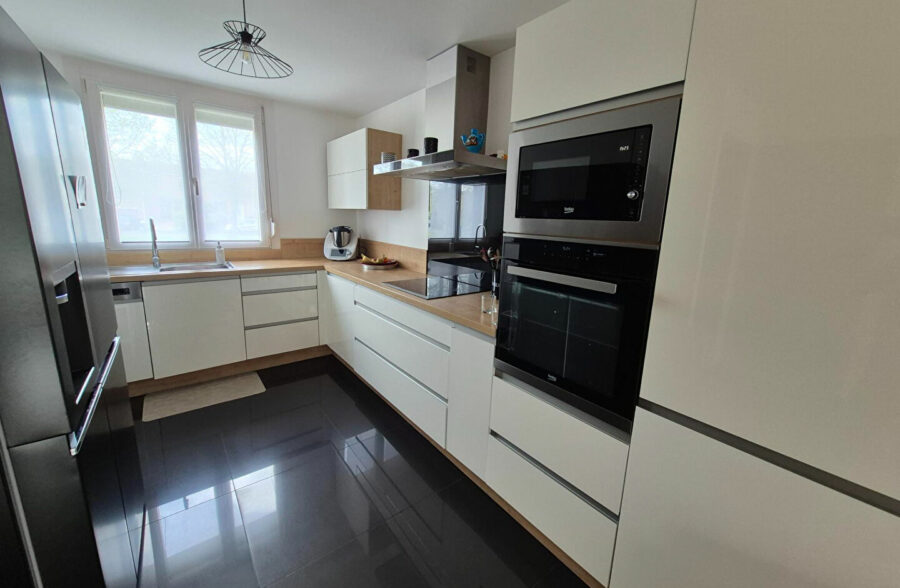 Maison de lotissement – Leers 3 chambres + suite parentale – jardin – garage + parking