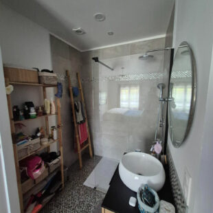 Maison de lotissement – Leers 3 chambres + suite parentale – jardin – garage + parking