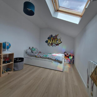 Maison de lotissement – Leers 3 chambres + suite parentale – jardin – garage + parking