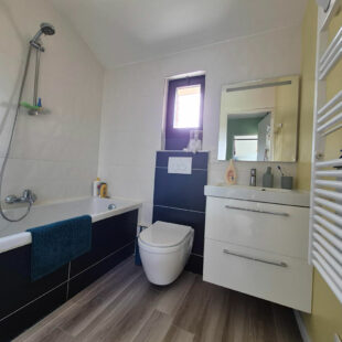 Maison de lotissement – Leers 3 chambres + suite parentale – jardin – garage + parking