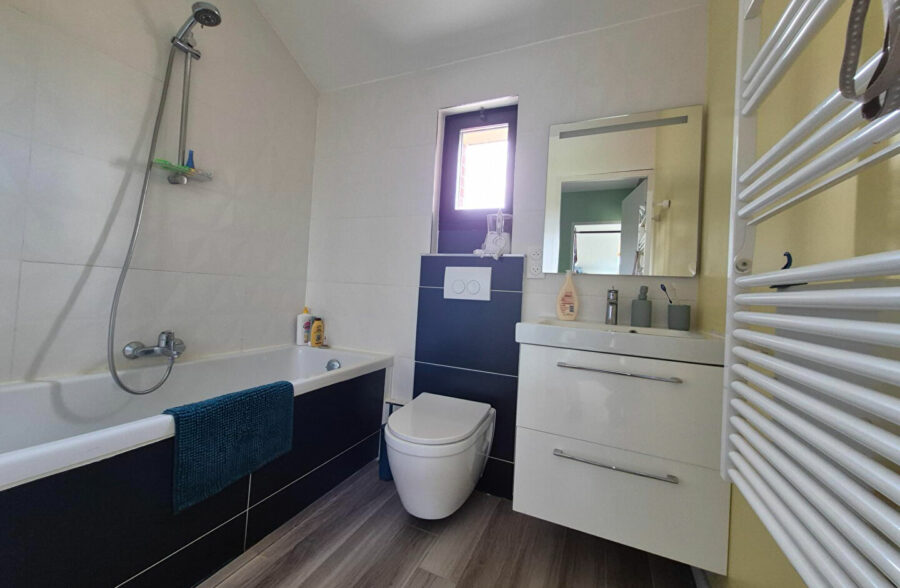 Maison de lotissement – Leers 3 chambres + suite parentale – jardin – garage + parking