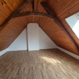 Maison semi individuelle, 3 chambres, cour et grand garage