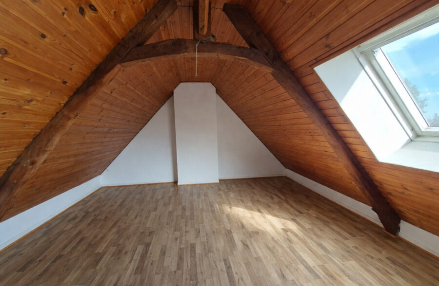 Maison semi individuelle, 3 chambres, cour et grand garage