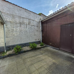 Maison semi individuelle, 3 chambres, cour et grand garage