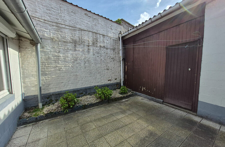 Maison semi individuelle, 3 chambres, cour et grand garage