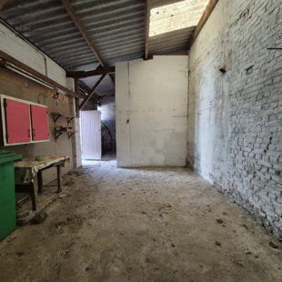 Maison semi individuelle, 3 chambres, cour et grand garage