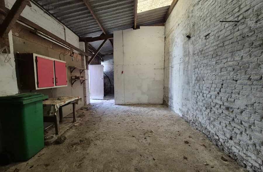 Maison semi individuelle, 3 chambres, cour et grand garage