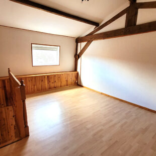 Maison semi-individuelle 6 chambres, garage.