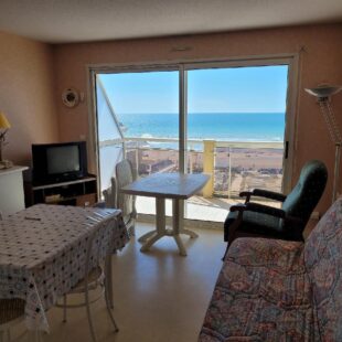 Face mer au troisième étage appartement deux pièces avec cave et parking <small> Sous compromis </small>
