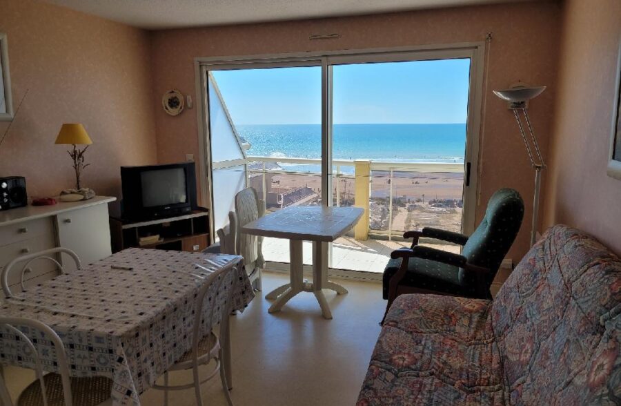 Face mer au troisième étage appartement deux pièces avec cave et parking <small> Sous compromis </small>