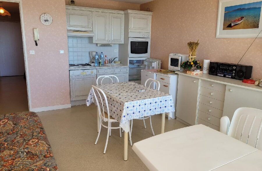 Face mer au troisième étage appartement deux pièces avec cave et parking <small> Sous compromis </small>