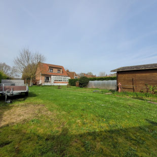 Maison quasi individuelle, avec 4 chambres, beau jardin, sous-sol complet avec garage