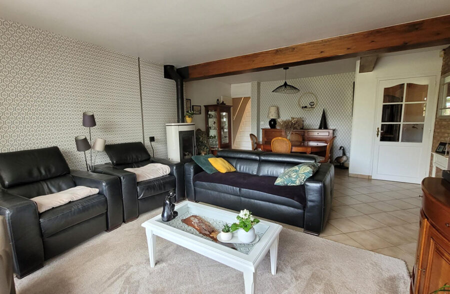 Grande maison rénovée offrant de beaux volumes, un jardin, un garage et un local.