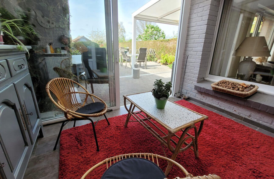 Grande maison rénovée offrant de beaux volumes, un jardin, un garage et un local.