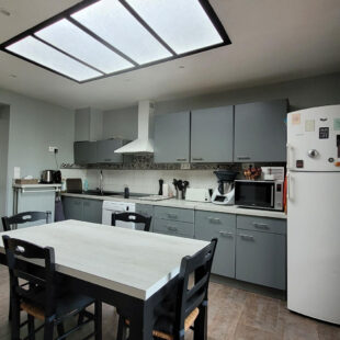 Grande maison rénovée offrant de beaux volumes, un jardin, un garage et un local.