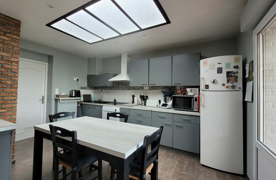 Grande maison rénovée offrant de beaux volumes, un jardin, un garage et un local.