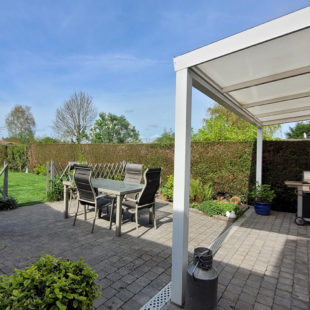 Très belle maison rénovée avec des beaux volumes,  un local, un jardin sans vis à vis et un garage.