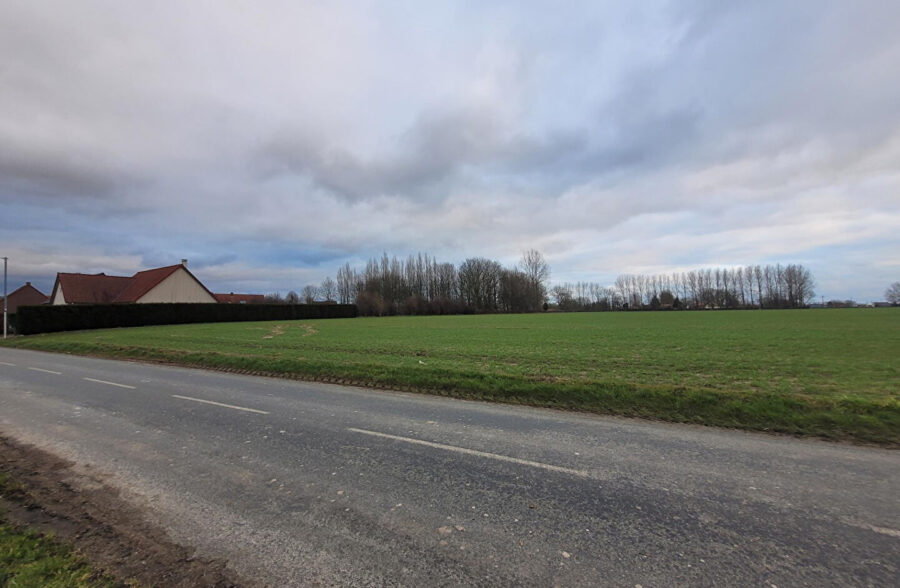 Venez découvrir ce terrain situé a RELY d’une superficie de 739m² borné une façade 21m².