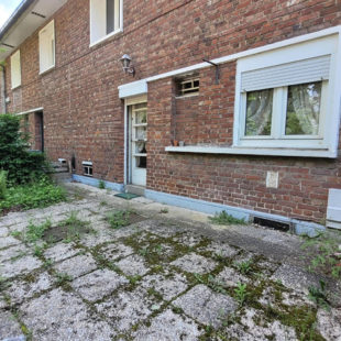 Maison de construction années 60 avec 3 chambres, jardin, parking devant la maison.