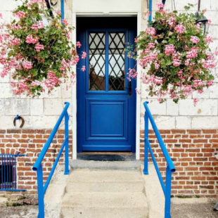 Maison en pierre blanche