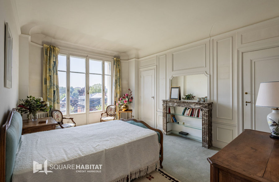 LA MADELEINE TRAM SAINT MAUR : Superbe appartement Haussmannien 215m² , garage, caves, chambres de bonne