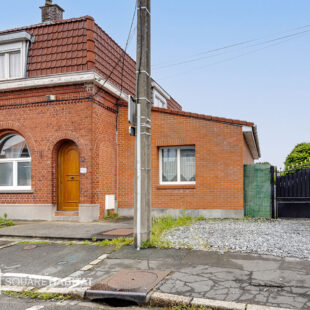 Maison semi-individuelle avec 2 chambres en rdc, grand jardin et grand parking