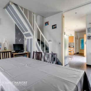 Maison semi-individuelle avec 2 chambres en rdc, grand jardin et grand parking