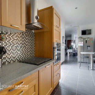 Maison semi-individuelle avec 2 chambres en rdc, grand jardin et grand parking