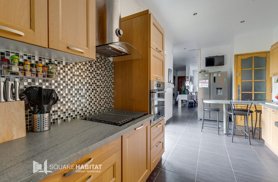 Maison semi-individuelle avec 2 chambres en rdc, grand jardin et grand parking
